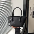 Bolso tipo cubo negro de piel lichi con herrajes plateados y correa desmontable mujer - Negro