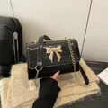 Sac bandoulière noir motif crocodile avec fermoir papillon doré chic et élégant - Noir