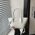 Elegante bolso trapezoidal blanco en cuero de lichi con herrajes plateados y correa - Blanco