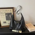 Borsa Hobo nera classica con doppia cerniera a nappa e tracolla lunga in pelle PU - Nero