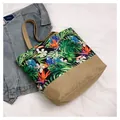 Tote bag met tropische papegaai-print en jute bodem voor een zomerse dag op strand - Model 4