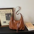Grande borsa hobo retrò marrone scuro in ecopelle opaca con tracolla regolabile - Marrone