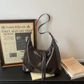 Borsa a tracolla in PU lucido marrone caffè scuro con nappa vintage e tracolla lunga - caffè