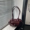 Borsa tote rosso scuro lucida con manici lunghi e tasca frontale in stile vintage - Rosso