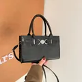Sac à main chic noir à motif crocodile avec bandoulière amovible et boucle en métal - Noir