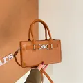 Sac à main marron effet crocodile avec boucle cœur argentée et bandoulière - Marron