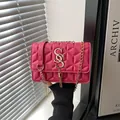 Bolso bandolera rosa con textura geométrica 3D y hebilla metálica dorada logo SS - rosa intenso