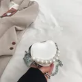 Sac à bandoulière blanc en forme de cœur avec perles et chaîne argentée - Blanc