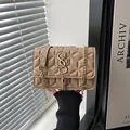 Bolso bandolera de cuero acolchado caqui con cadena dorada y colgante de borla - Caqui