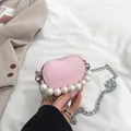 Mini sac bandoulière rose en forme de cœur avec anse en perles et chaîne argentée - Rose