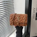 Bolso bandolera marrón con relieve geométrico, logo S dorado y correa de cadena - Marrón