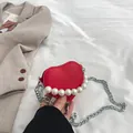 Mini sac cœur rouge vif avec poignée en perles blanches et bandoulière chaîne argentée - Rouge