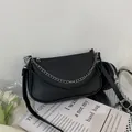 Minimalistische schwarze halbmondförmige Umhängetasche mit Silberkette und kleiner Geldbörse - Schwarz