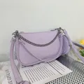 Lila Schultertasche aus PU-Leder mit kleinem Münzfach und silberner Kettendekoration - Lila