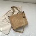 Bolso de pana marrón claro minimalista con bolsillo frontal y correa ajustable - Caqui