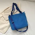 Borsa tote in velluto a coste blu Klein con tracolla e fibbia in metallo - Blu