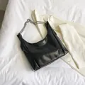 Borsa hobo minimalista in pelle PU nera con catena d'argento su blazer bianco - Nero