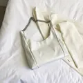 Borsa hobo bianca a mezzaluna con catena argentata su tessuto elegante - Bianco