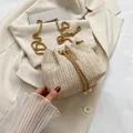 Schicke beige geflochtene Beuteltasche mit Goldkette und Perlenverzierung - Gewebtes Beigeweiß