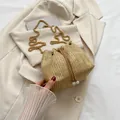 Beige gewebte Beuteltasche mit goldener Kette und eleganten Perlen-Kordelzügen - Gewebtes Khaki