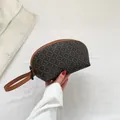 Pochette a mezzaluna marrone con monogramma, cinturino e chiusura a zip - Stile Monogramma Lettera SAOINI (Stile 2)