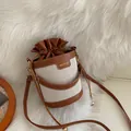 Vintage τσάντα bucket από κρεμ καμβά και καφέ δέρμα με κλείσιμο με κορδόνι - Καφέ