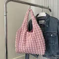 Schicke hellrosa Tragetasche mit Blasenstruktur und weichem Puffy-Design für den Alltag - Rosa