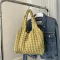 Minimalistische hellgelbe Totebag mit Bubble-Struktur und breitem Trageriemen - Gelb