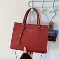 Bolso tote acolchado burdeos con colgante de corazón y letras doradas frontales - Rojo