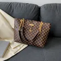 Braune Shopper-Tasche mit Goldmuster, Kettenriemen und elegantem Hirsch-Anhänger - Braun