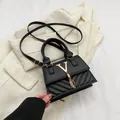 Borsa a mano retrò in pelle nera con trapuntatura a V e ciondolo a nappa dorata - Nero