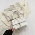 Borsa a tracolla bianca trapuntata con logo V dorato e nappina a catena su abito bianco - Bianco