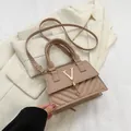 Mini borsa rosa-marrone con nappa in metallo a V e finitura in pelle PU trapuntata - Cachi