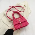 Elegante borsa trapuntata rosso rosa con logo V dorato e nappina da donna - rosa acceso