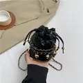 Mini bolso cubo acolchado negro con cadena de corazón dorada y cordón - Negro