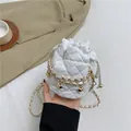 Bolso saco acolchado blanco con colgante de corazón dorado y correa de cadena chic - Blanco