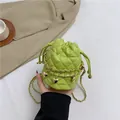 Bolso tipo cubo acolchado verde con cadena dorada y colgante de corazón - Verde