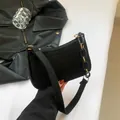 Μινιμαλιστική μαύρη τσάντα μπαγκέτα με μοτίβο κροκόδειλου και ακρυλική διακόσμηση - Μαύρο