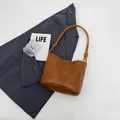 Sac seau marron au design rétro minimaliste avec doubles bandoulières nouées chic - Surface en Cuir Lisse / Brun PU
