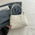 Weiße gesteppte Umhängetasche mit Herzmuster aus glänzendem Nylon im schicken Look - Weiß