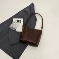 Grand sac seau marron minimaliste en similicuir brillant avec détails de nœuds chic - Surface en Cuir Lisse / Café PU