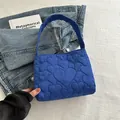 Kleinblaue gesteppte Tragetasche mit Herzmustern und weichem Griff für Damen - Blau