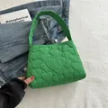 Schicke smaragdgrüne Tragetasche mit herzförmiger Steppung und stylischem breitem Griff - Grün