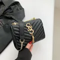 Schicke schwarze gesteppte Leder-Umhängetasche mit goldenem Logo und Quasten-Hardware - Schwarz