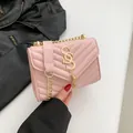 Rosafarbene gesteppte Umhängetasche mit goldener Kette und dekorativem Anhänger - Rosa