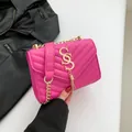 Magenta Umhängetasche in Quadratform mit V-Steppung und goldener Quastenkette - Rosarot