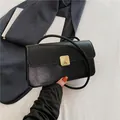 Borsa a mano minimalista in pelle nera con fibbia dorata e manico sottile in alto - Nero
