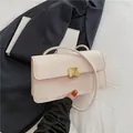 Borsa a mano minimalista bianco crema con fibbia quadrata dorata e tracolla regolabile - Bianco
