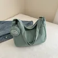 Sac bandoulière en velours côtelé vert clair avec sangle large et mini porte-monnaie - Vert clair