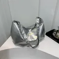 Bolso tote minimalista de cuero PU plateado metalizado con placa de marca para uso diario - Plateado